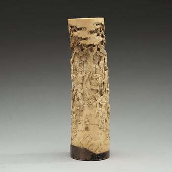 A scultptured Japanese ivory vase, Meiji period (1868-1912).