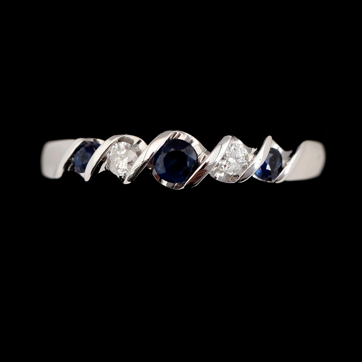 RING, 10K guld, diamanter tot ca 0.08 ct. och safirer. Total vikt ca 1,5 g.