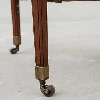DAMARBETSBORD. Sengustavianskt stockholmsarbete, 1700-talets slut.