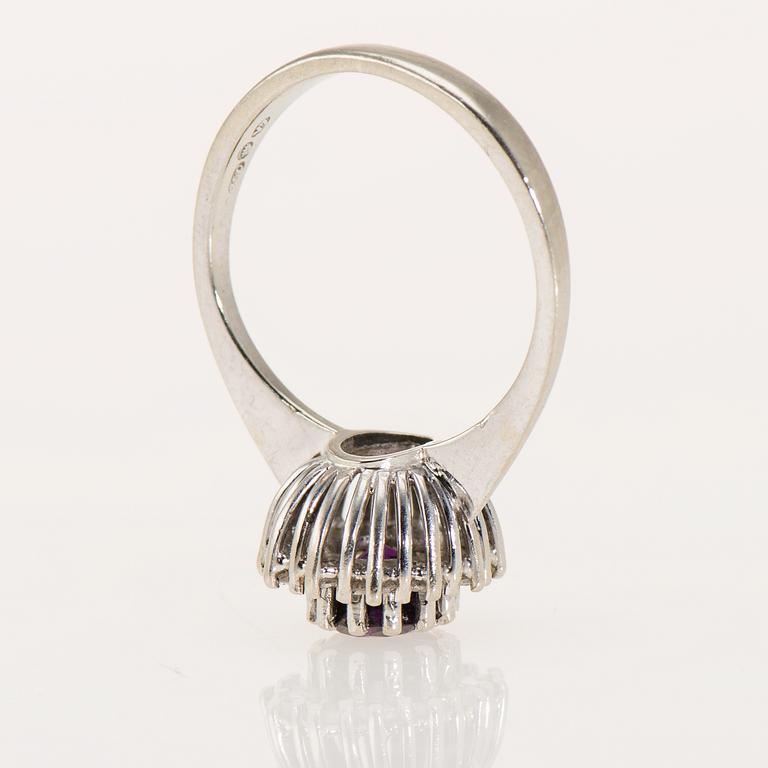 RING, 18K vitguld, violett safir, briljantslipade diamanter. Vikt ca 3,5 g.