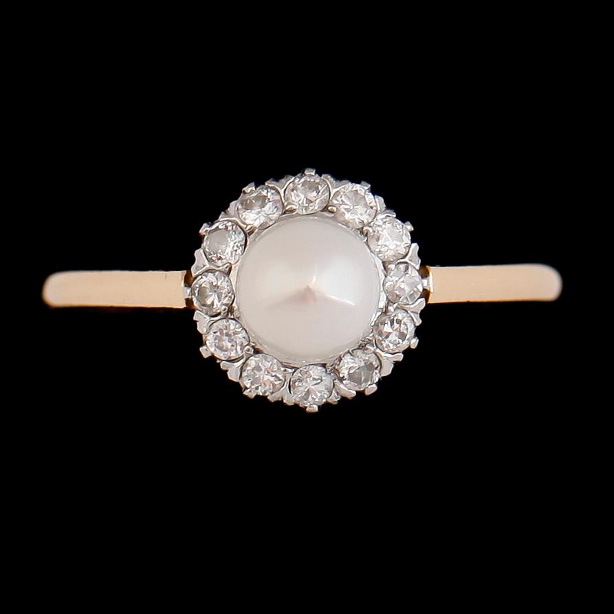 RING, 18 k guld, pärla och vita stenar, svenska stämplar 1929. Total vikt ca 2,5 g.