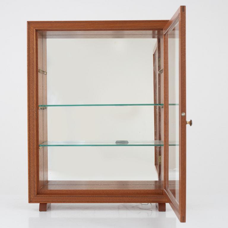 Josef Frank, a mahogany table showcase cabinet, model '2069', Svenskt Tenn, before 1985.