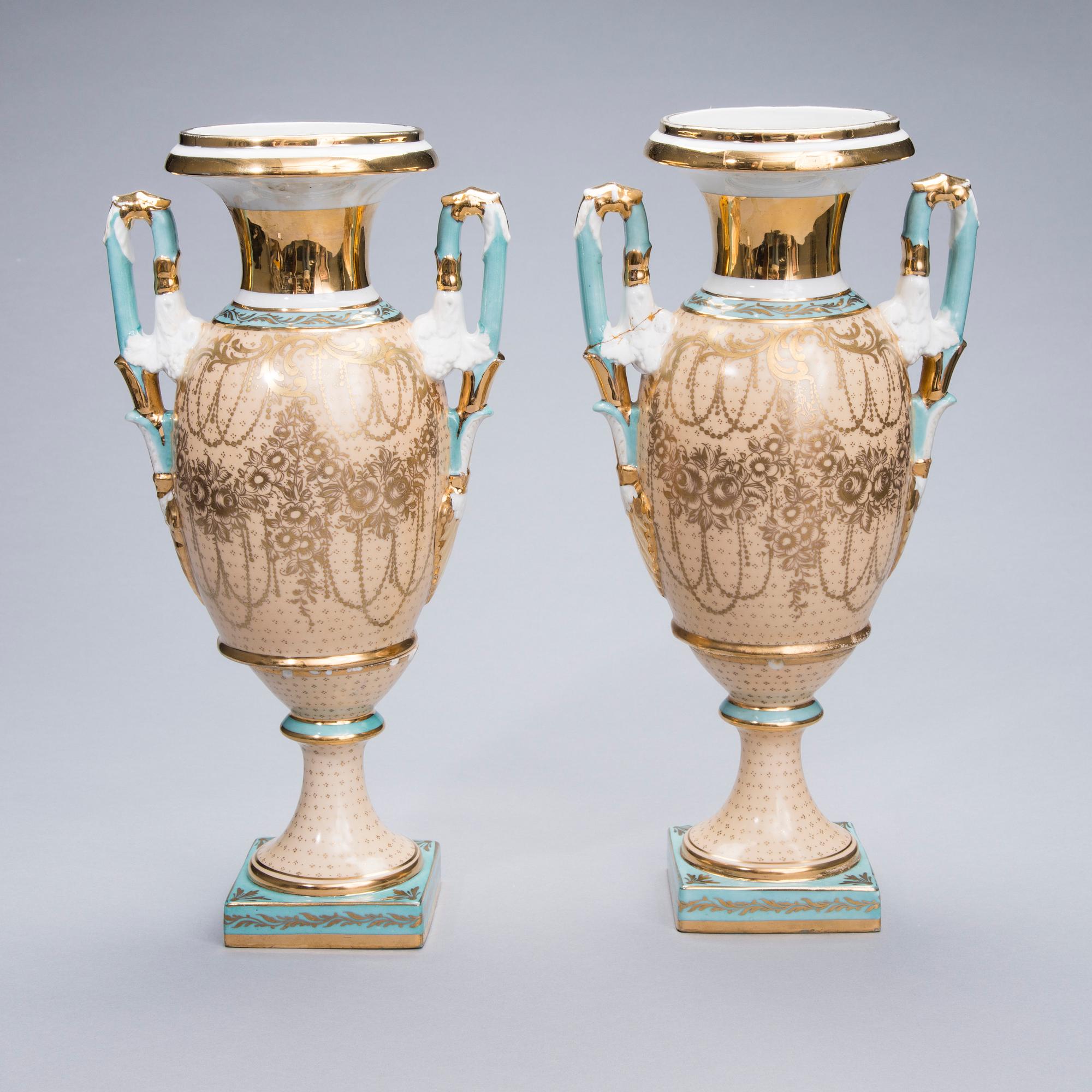 URNOR, ett par, porslin, Sèvres-liknande märke, Frankrike, 1800-tal.