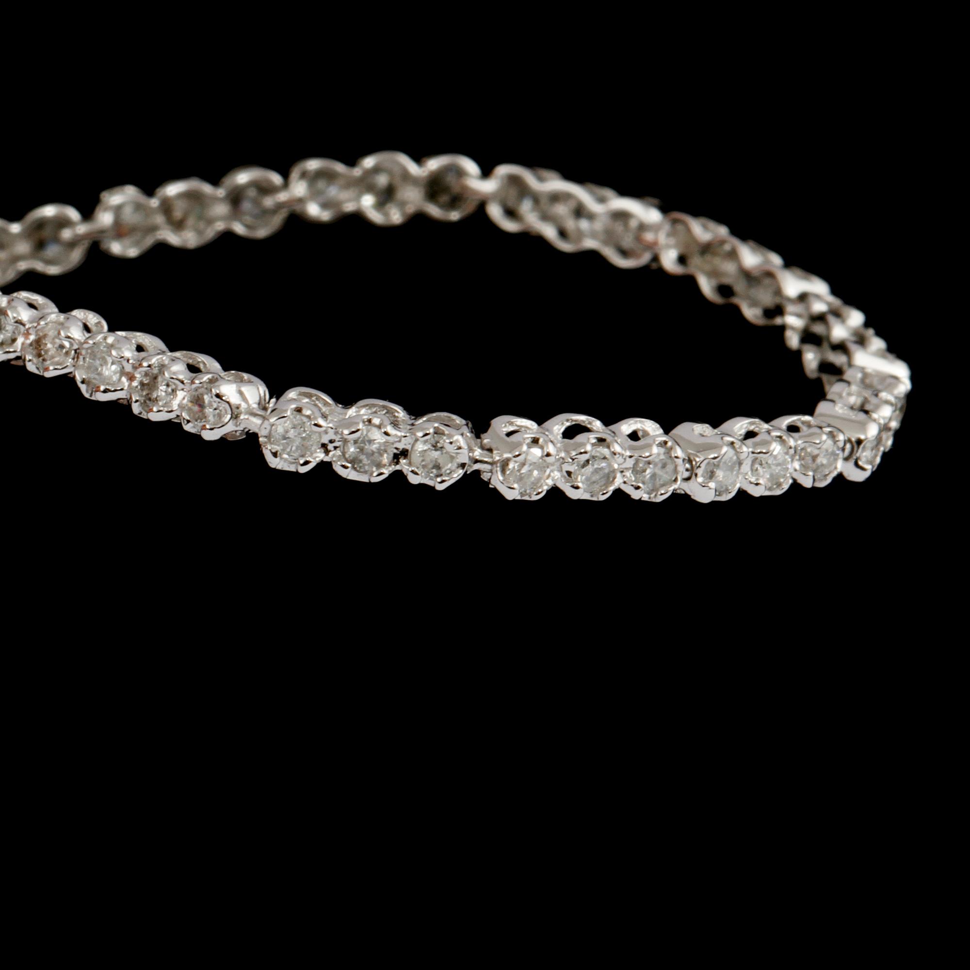 ARMBAND, 18k vitguld med briljantslipade diamanter, 0.92 ct. Vikt 3,0 g.
