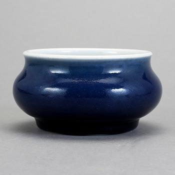 RÖKELSEKAR, porslin, Qingdynastin 1800-tal.