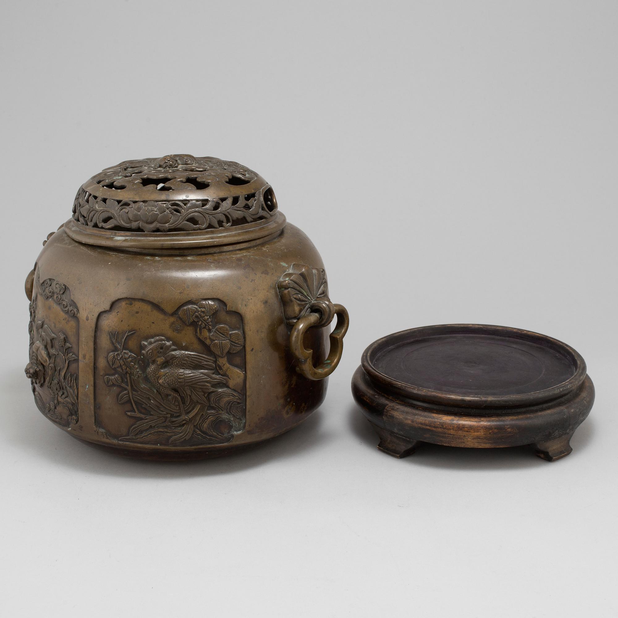 A large bronze censer with cover, Japan, Meiji (1868-1912).