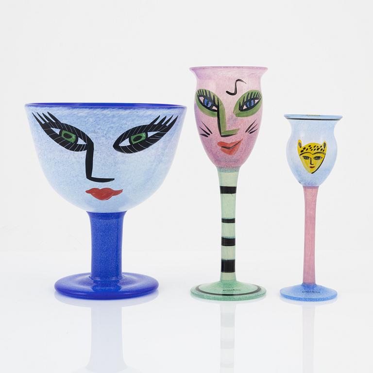 Ulrica Hydman-Vallien, two glass goblets and a bowl on foot, Kosta Boda.