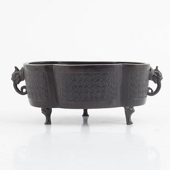 A bronze incense burner, China, Qingdynasty, 19th century.