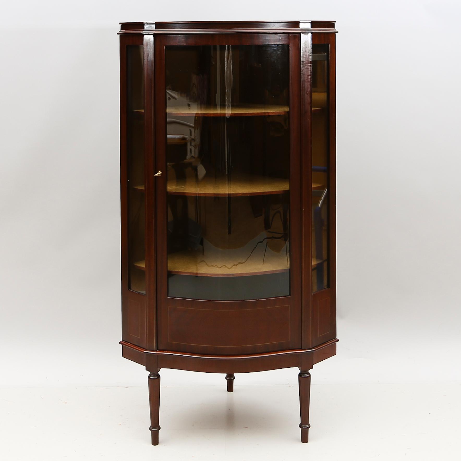 HÖRNVITRINSKÅP, 1900-talets andra hälft.