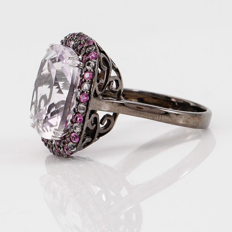 RING, silver, ametist, diamanter och rubiner.