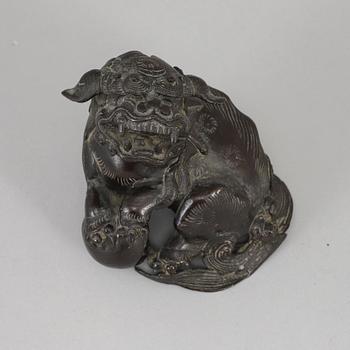 A bronze figure of a buddhist lion, Qing dynasty, circa 1900.