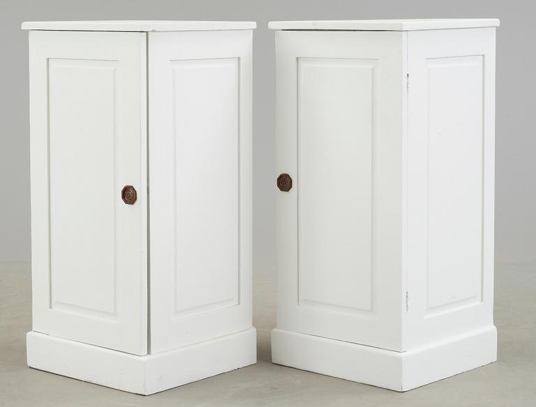 KOLONNSKÅP, ett par, 1900-talets första hälft.