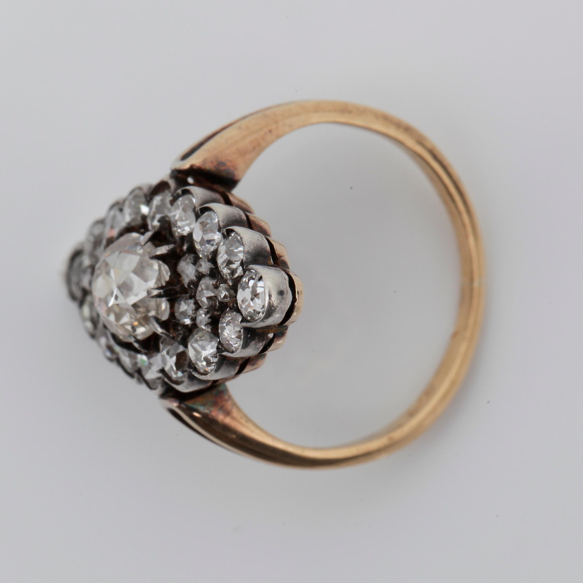 RING, navetteformad med olikslipade diamanter, totalt ca 3ct.