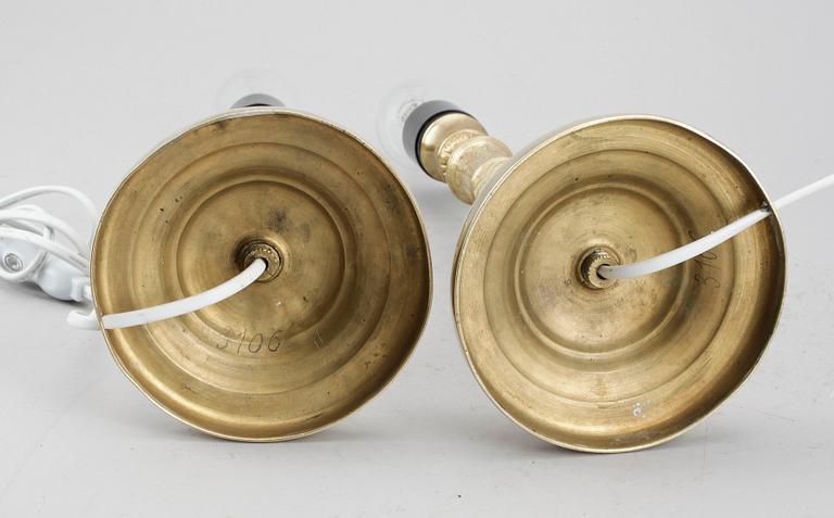 LJUSSTAKAR / BORDSLAMPOR, ett par. Empirestil, 1800-talets andra hälft.