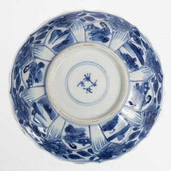 Koppar, två stycken, samt fat, porslin, Kina, Qingdynastin, Kangxi (1662-1722).
