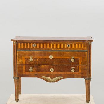A CHEST OF DRAWERS, turn of the century 1800.