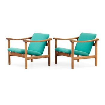 32. Hans J. Wegner, A pair of oak easy chairs, Getama, Denmark.