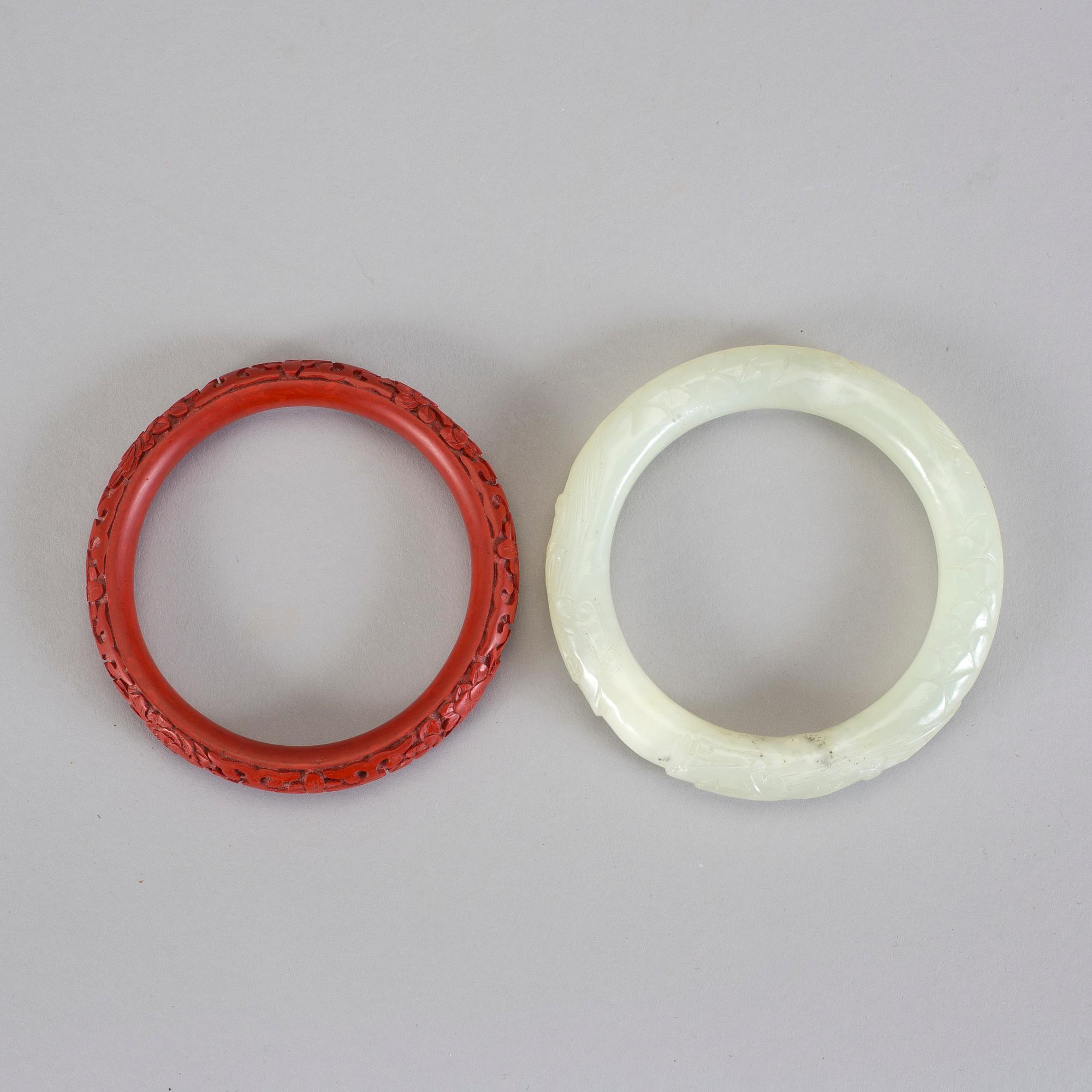 ARMBAND, 2 st. Kina, 1900-tal. Jade och lack.