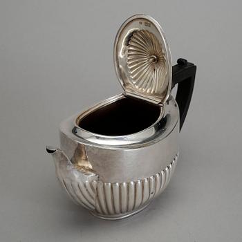 TEKANNA, silver, brittiska stämplar, 18/1900-tal. Total vikt 428 g.