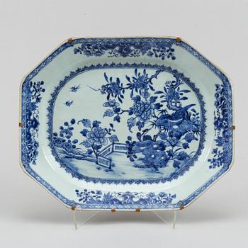 A blue and white export porcelain serving dish, Qing dynasty, Qianlong (1736-95).