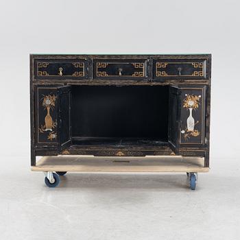 Byrå / sideboard, bemålat trä. Kina, 1900-tal.