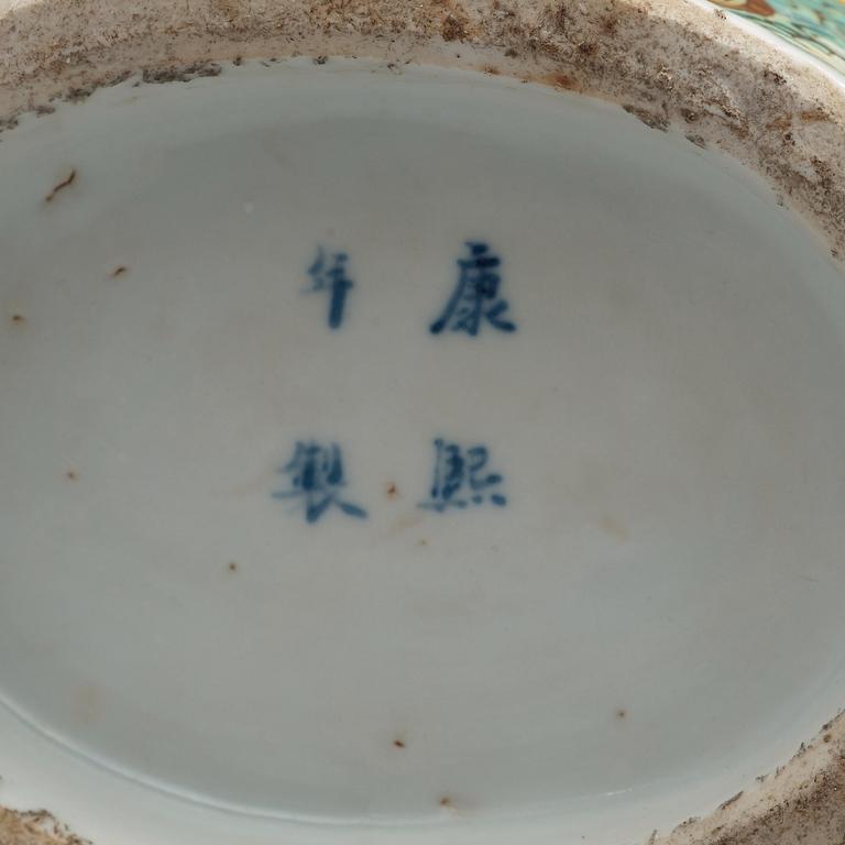 VASER, ett par, porslin. Qingdynastin, sent 1800-tal.