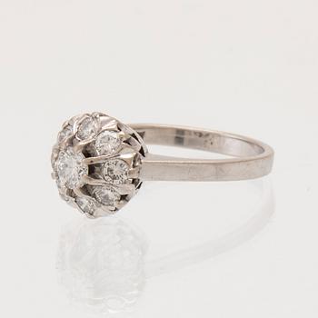 Ring in 18K white gold with round brilliant-cut diamonds.