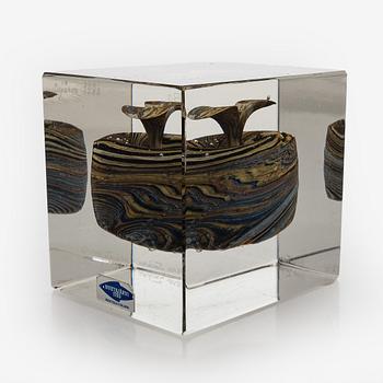 Oiva Toikka, an annual glass cube, signed Oiva Toikka Nuutajärvi 1980 and numbered 872/1000.