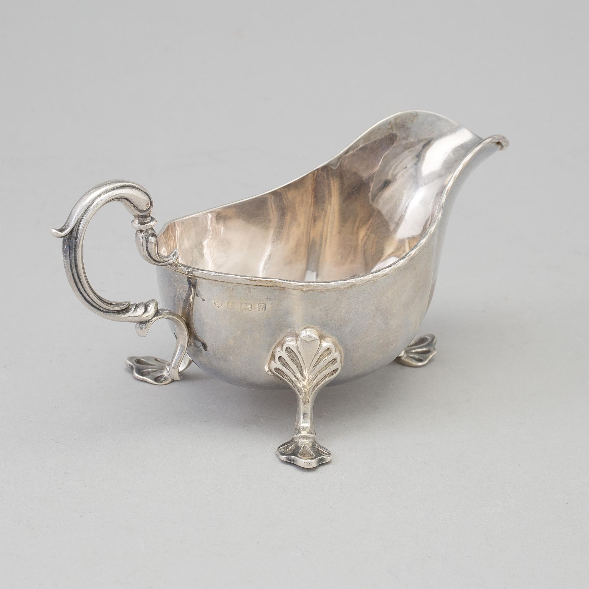 A silver cream jug, maker's mark Williams ( Birmingham) Ltd, Birmingham, 1924.