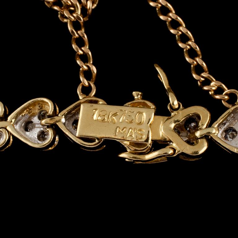 ARMBAND, 18k guld med briljantslipade diamanter totalt ca 2.85 ct. Vikt 15 g.
