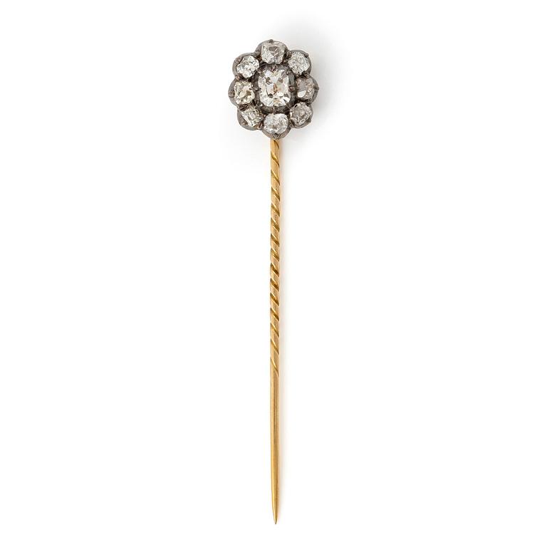 A brooch/pin in 18K gold silver with old-cut diamonds.