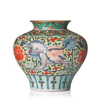 1036. A wucai Transition style vase, Qing dynasty, 19th Century.