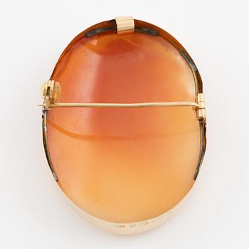 Pendant and brooch/pendant, 18K gold with shell cameos.