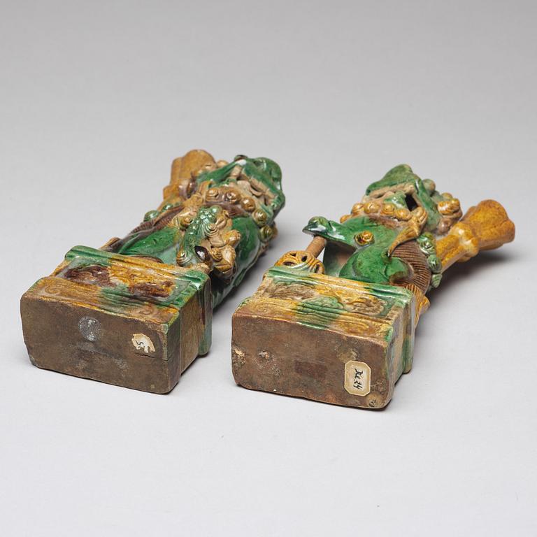 RÖKELSEHÅLLARE, ett par, biskviporslin. Qingdynastin, Kangxi (1662-1722).