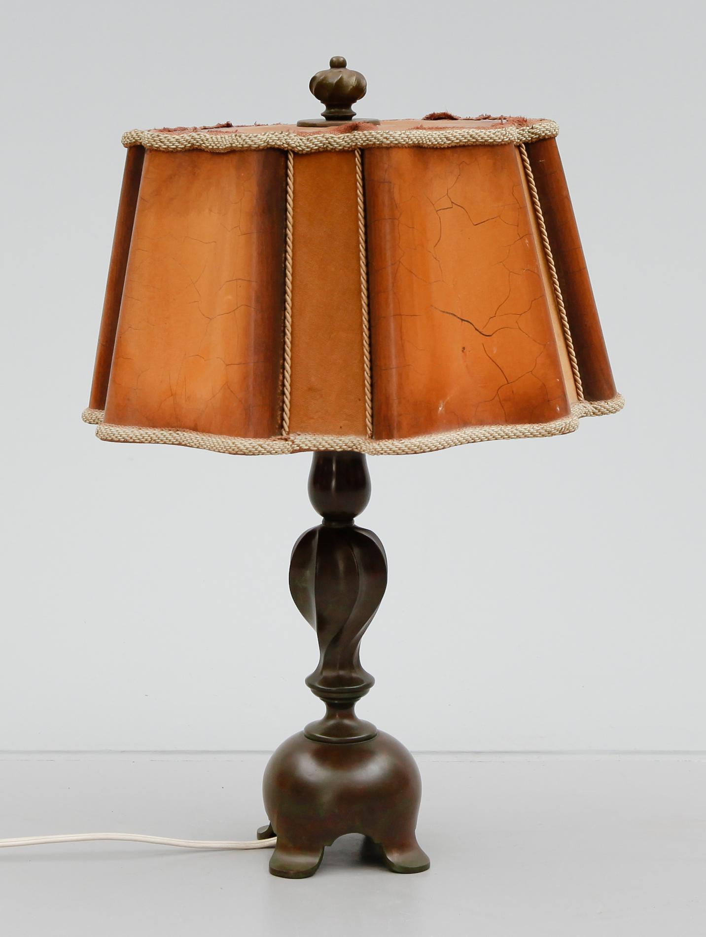 BORDSLAMPA, brons, märkt Zenith, 1900-talets första hälft.