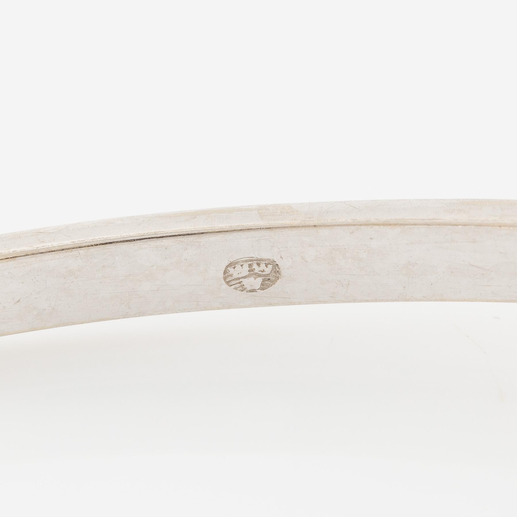 Bangle, 18K white gold with brilliant-cut diamond.