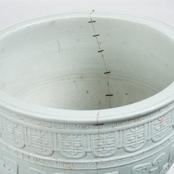 A massive 'blanc de chine' basin, Qing dynasty, 18th century. With a 滄亭清玩 'cang ting qing wan' mark.