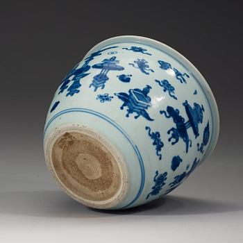 A blue and white pot, Qing dynasty, 18th century.