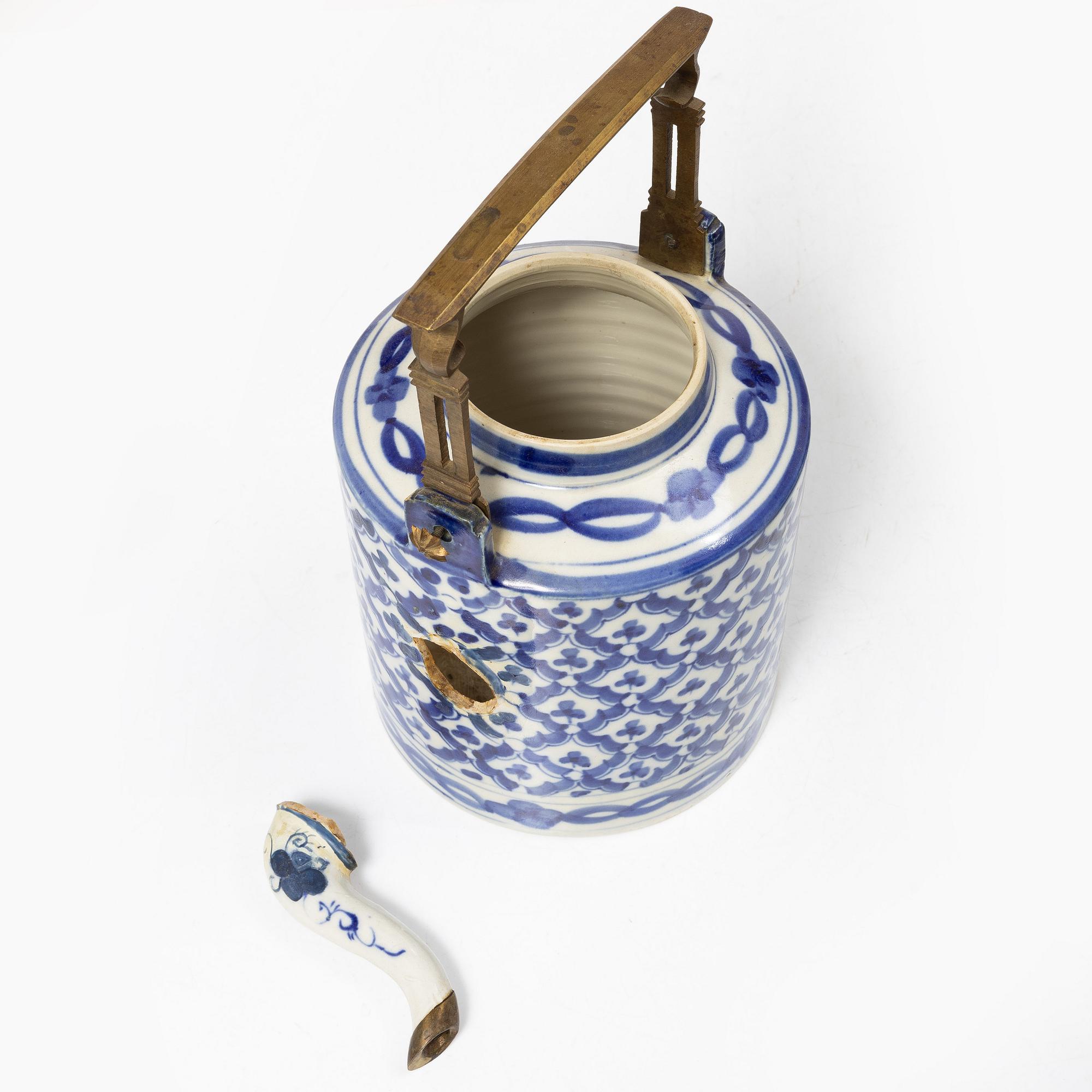 A group of eleven porcelain pieces, China, 18th-19th century.
