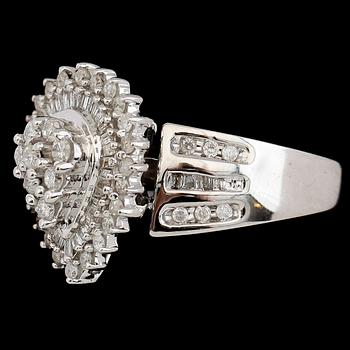 RING, 10 k vitguld, briljant- och baguettslipade diamanter tot ca 1.00 ct. Vikt ca 6,8 g.