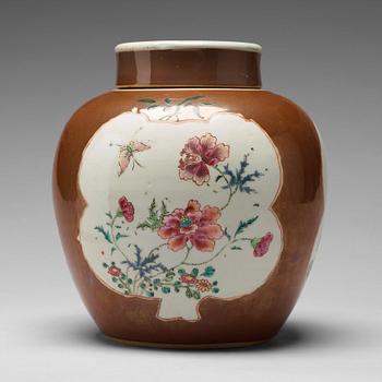 712. A famille rose and cappuciner brown jar with cover, Qing dynasty, 18th century.