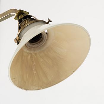 Taklampa, så kallad biljardlampa, jugend, tidigt 1900-tal.