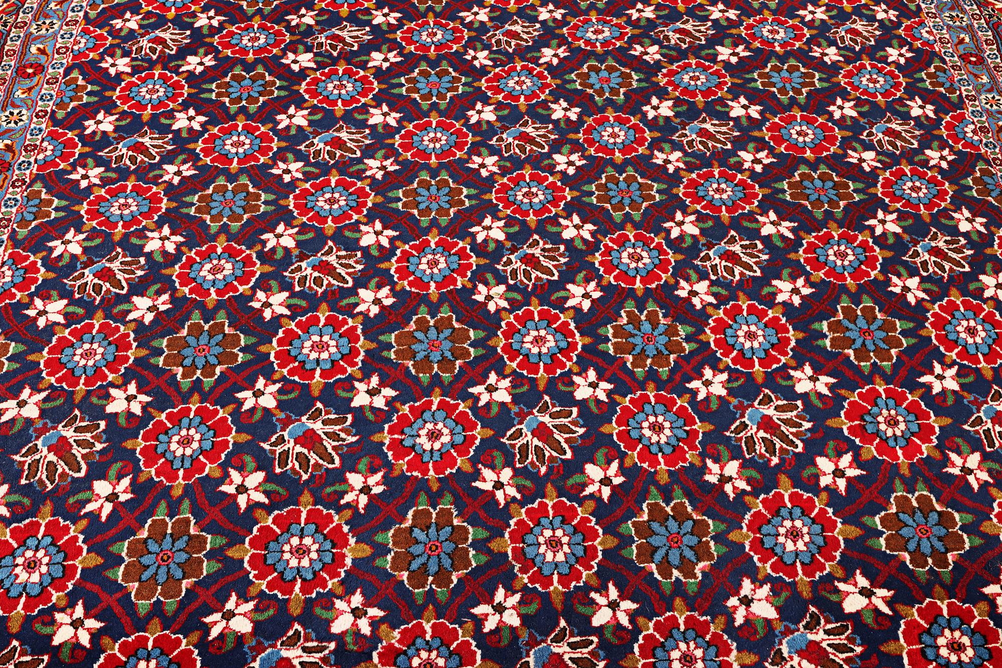 A semi-antique Varamin carpet, a. 339 x 233 cm.