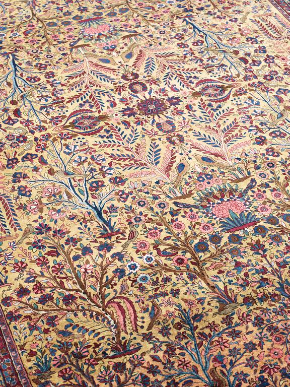 SEMI-ANTIQUE SILK KASHAN. 327 x 233,5 cm.