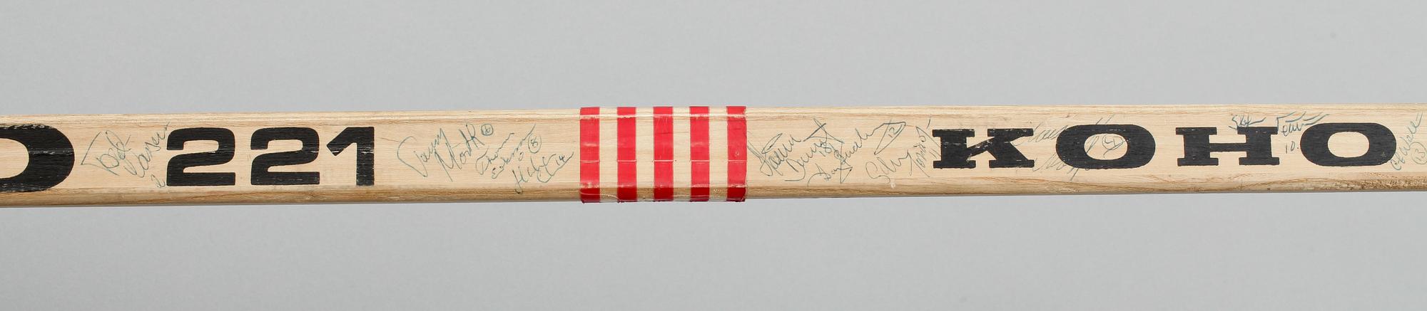 ISHOCKEYKLUBBOR, 2 stycken, med autografer från svenska landslagsspelare, 1980-tal.