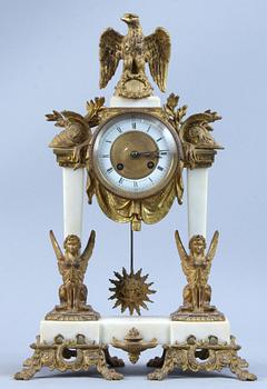 BORDSPENDYL, senempirstil. Urtavla märkt B. Makkin, Zutphen. 1800/1900-tal.