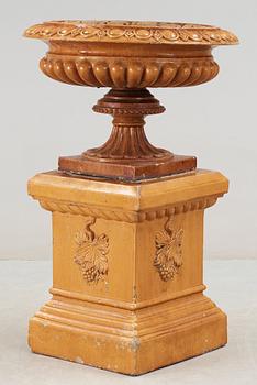 TRÄDGÅRDSURNA MED POSTAMENT. J & M Craig, Kilmarnock. Skottland, 1800-talets slut.