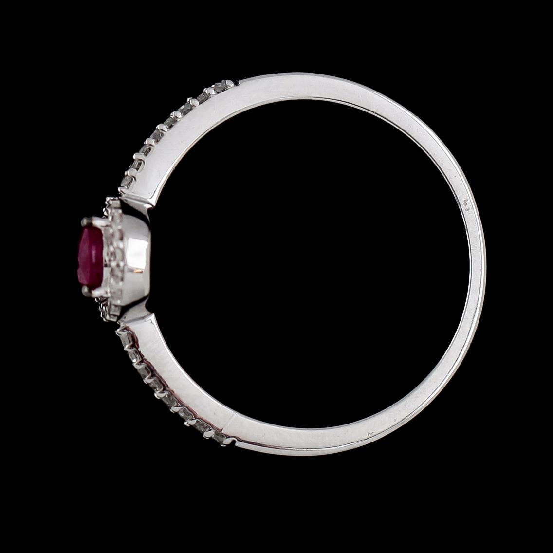 RING, 14K vitguld, rubin ca 0.50 ct och diamanter tot ca 0.12 ct.