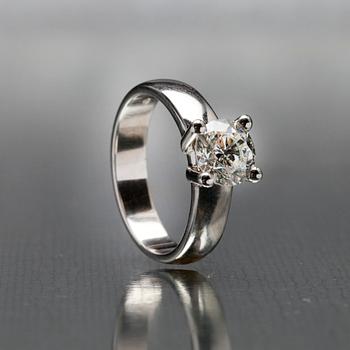 RING, vitguld 14K, briljantslipad diamant 1,58 ct. Vikt 5,67 g. Intyg.
