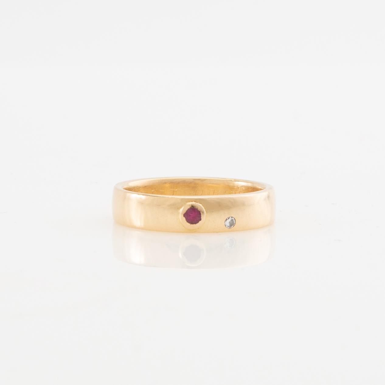 Ring 18K guld med en diamant och en röd sten. - Bukowskis